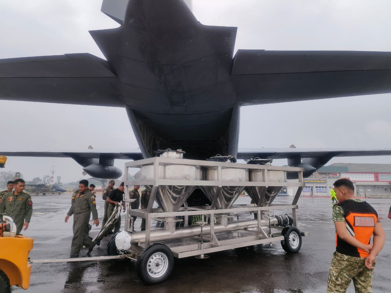 TNI Intensifkan Modifikasi Cuaca di Palembang, Satgas Udara Tabur 9 Ton Bahan Semai
