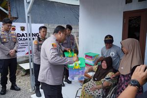 Wakapolda Jabar Bagikan Sembako untuk Warga Indramayu Usai Tinjau SPPG dan Rutilahu